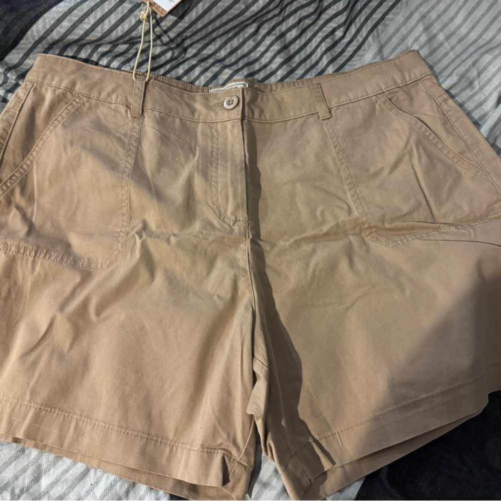 Classic High-Rise Cargo Shorts in Khaki